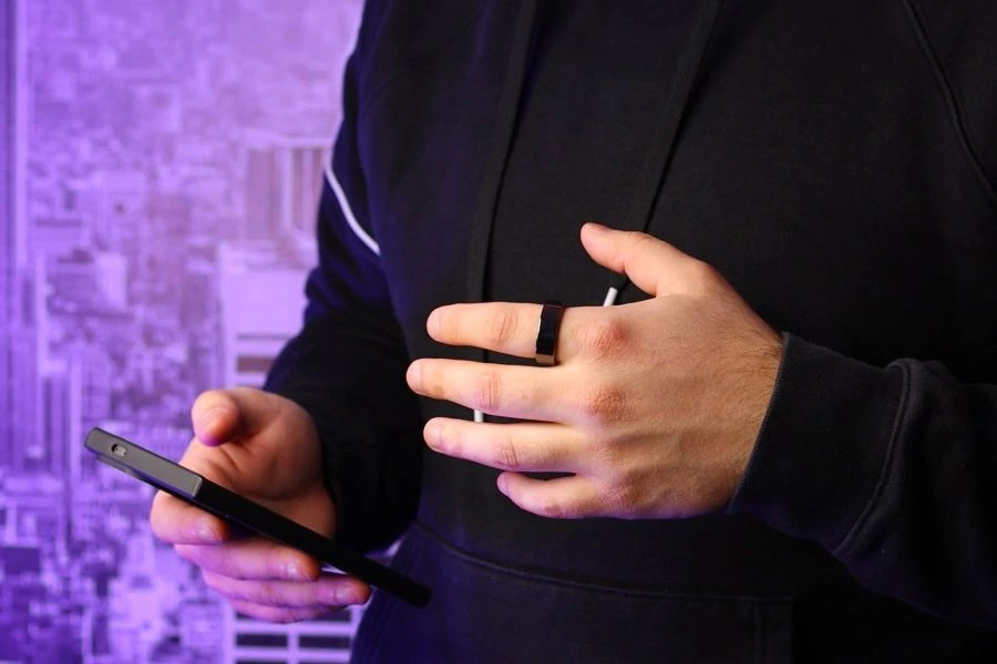 Person with smartring and phone